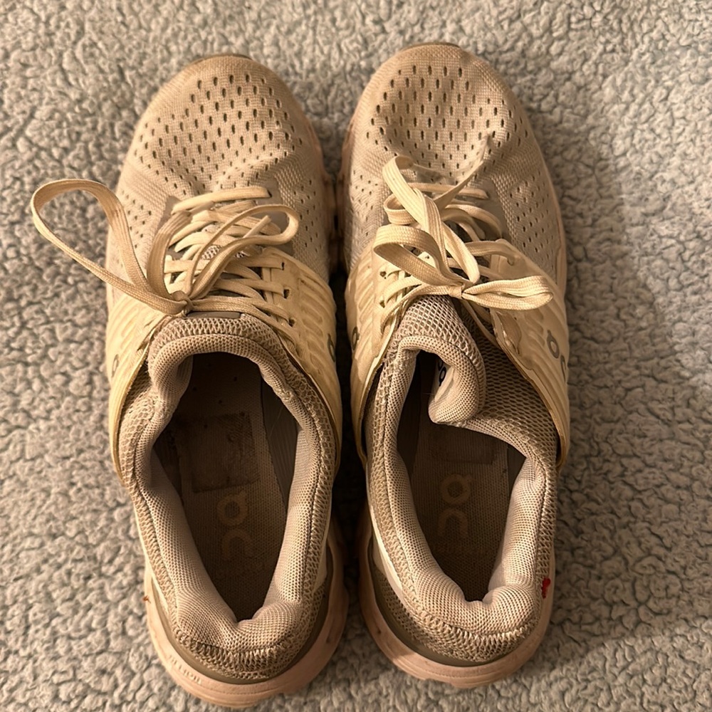 On cloud used Helion sneaker